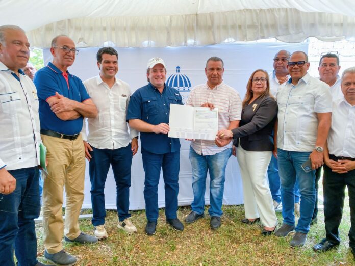 gobierno-aporta-20-millones-para-construccion-del-club-matias-ramon-mella-en-licey-al-medio