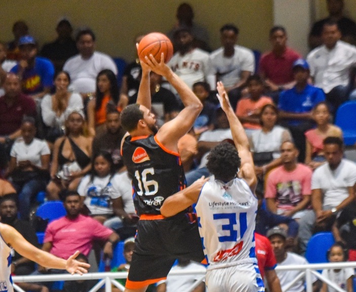 los-reales-de-la-vega-eliminaron-a-los-marineros-de-puerto-plata-en-la-lnb