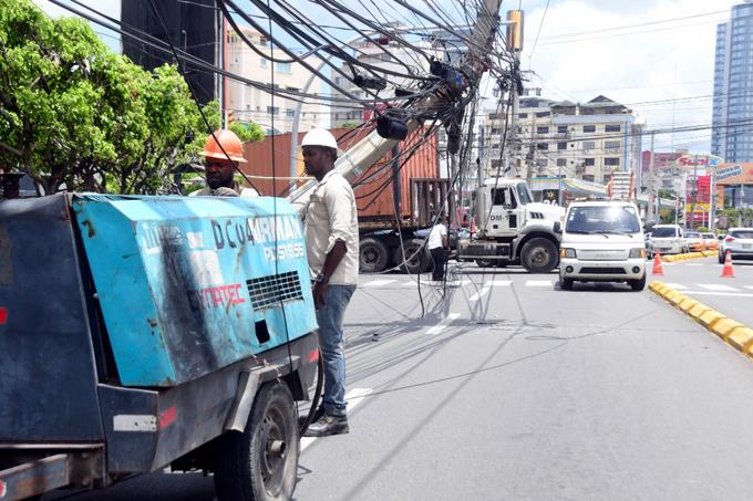 camion-derriba-tendido-y-postes-de-luz-en-av.-tiradentes