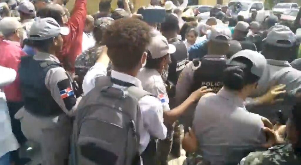 en-medio-de-empujones-y-macanazos-medicos-marchan-hacia-el-palacio-nacional