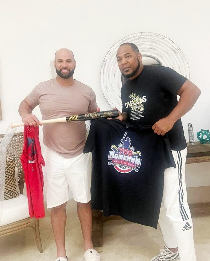 pujols-le-regala-a-edwin-encarnacion-bate-de-sus-700-jonrones