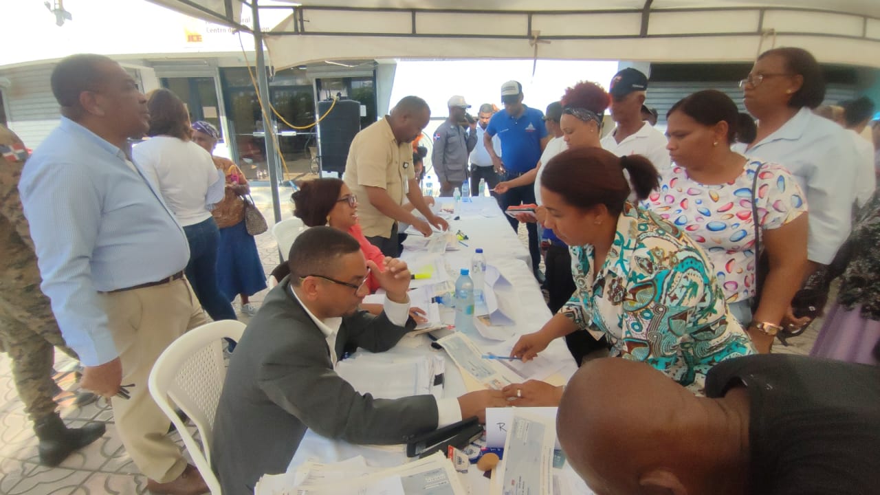 gobierno-entrega-mas-de-800-cheques-parceleros-afectados-por-fiona