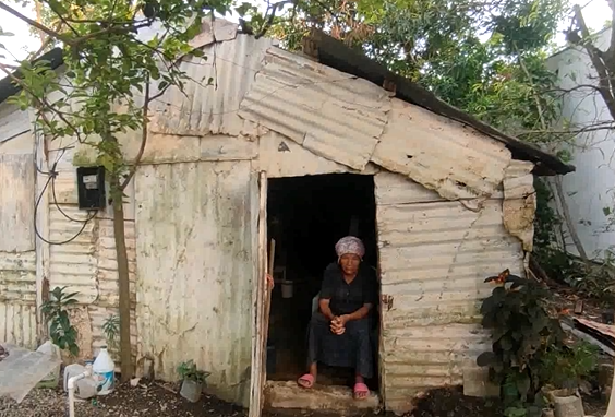 senora-pide-ayuda-para-reparacion-de-vivienda-afectada-por-fiona