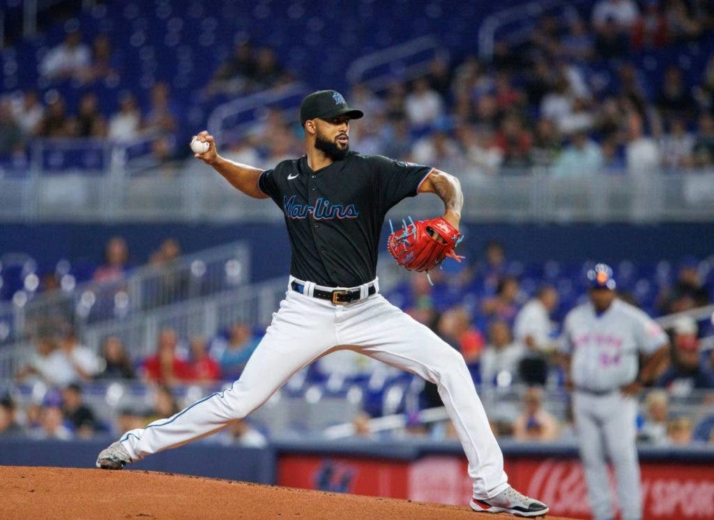 lanzador-sandy-alcantara-gana-el-premio-al-mejor-dominicano-en-grandes-ligas