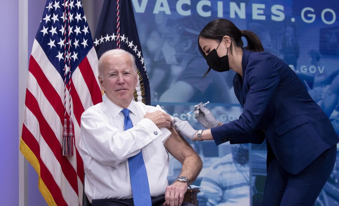 biden-recibe-una-nueva-dosis-de-refuerzo-contra-la-covid-19