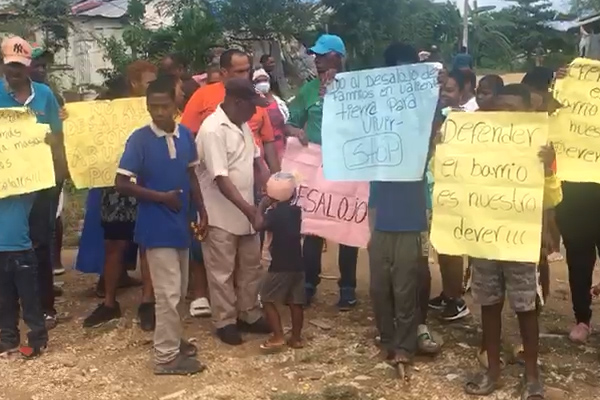 residente-del-sector-valiente-protestan-por-amenazas-de-desalojo