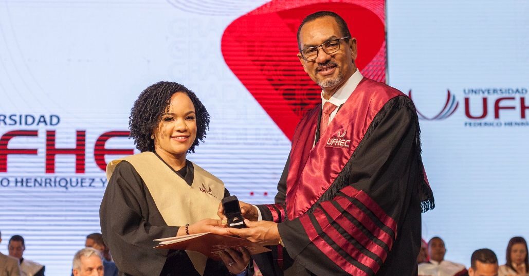 ufhec-inviste-3,087-nuevos-profesionales-en-su-trigesima-novena-graduacion