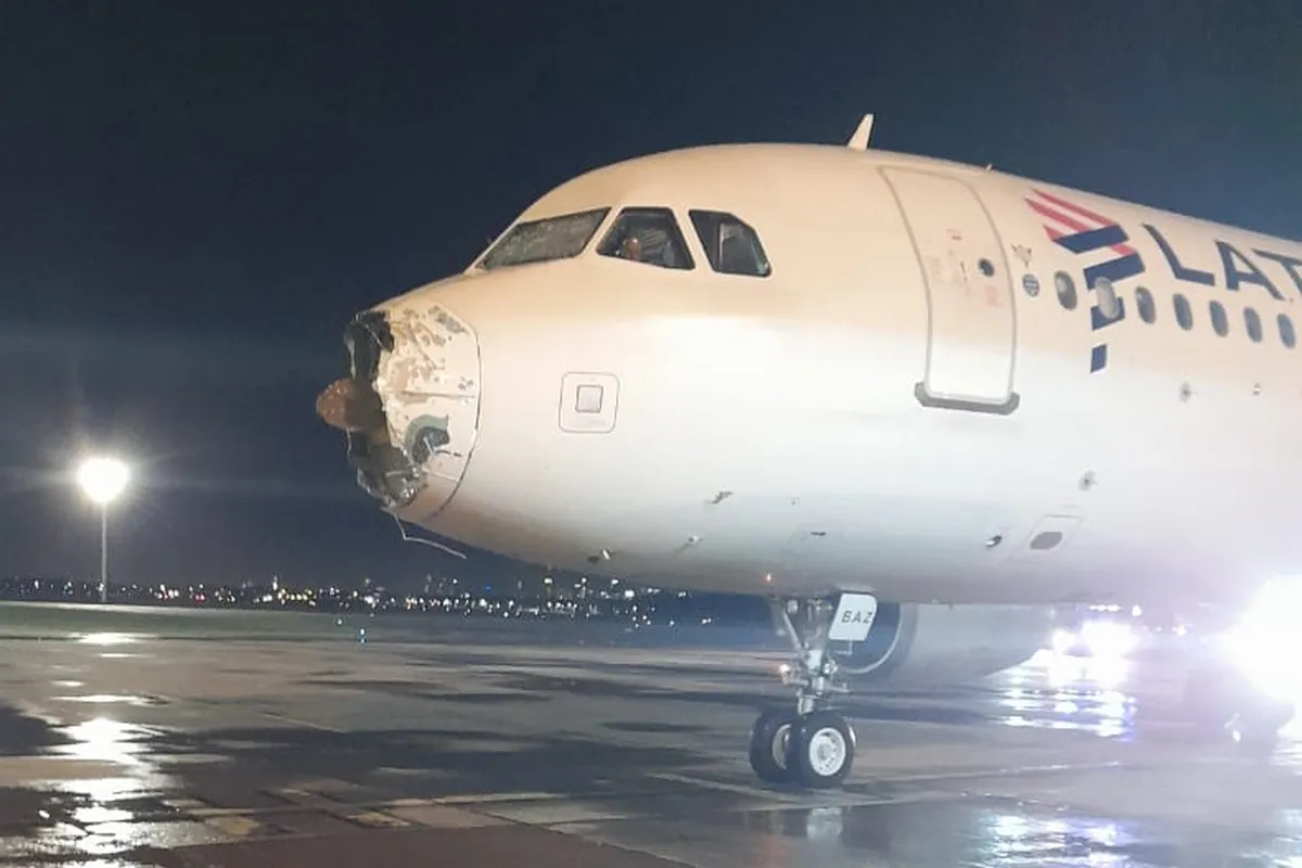 ¡viaje-de-terror!-avion-atraviesa-tormenta;-llega-sin-un-motor-y-parabrisas-roto