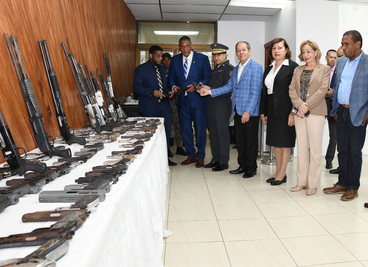 interior-y-policia-recibe-152-armas-ilegales-incautadas-como-pruebas-de-delito-en-sde