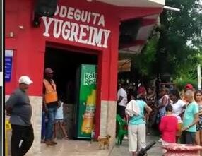 encapuchados-asaltan-colmado-cerca-de-donde-el-presidente-encabezaba-obras