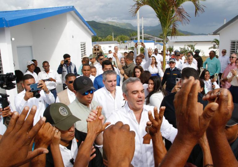abinader-entrega-100-ecoviviendas-con-paneles-solares-a-familias-pobres-de-azua
