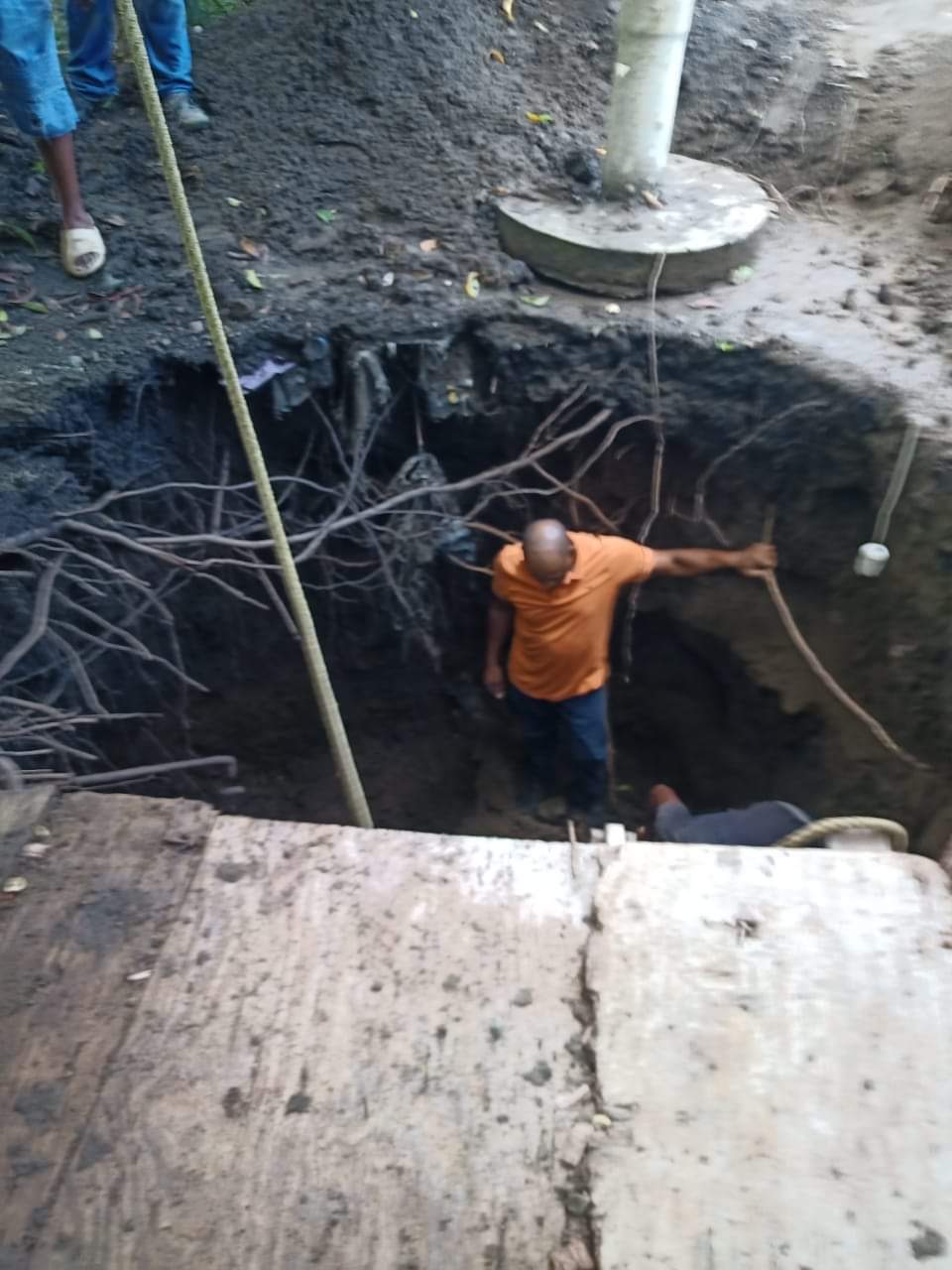 hombre-queda-atrapado-en-poso-durante-labores-de-excavacion