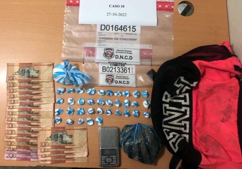 arrestan-42-personas-y-ocupan-mas-de-2,000-gramos-de-drogas-en-villa-mella