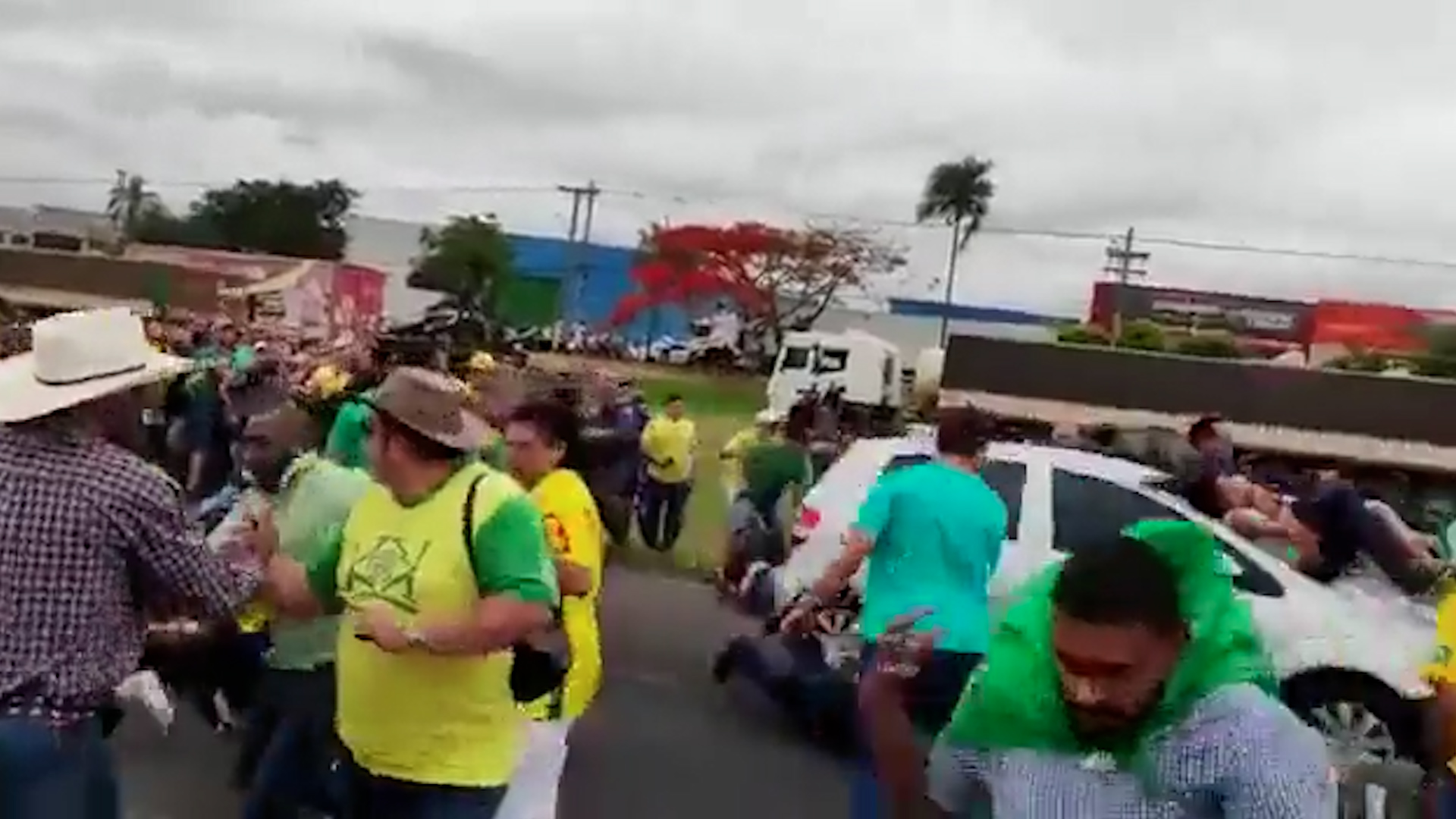 vehiculo-atropella-a-un-grupo-de-manifestantes-que-bloqueo-una-calle-en-brasil