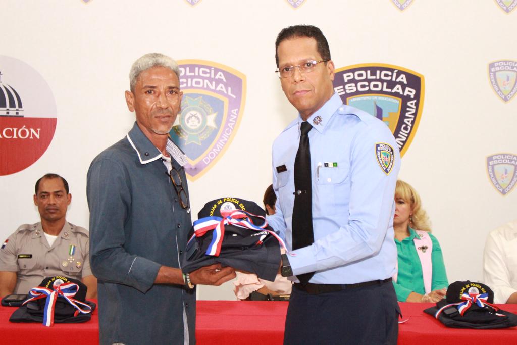 policia-escolar-entrega-uniforme-a-sus-agentes