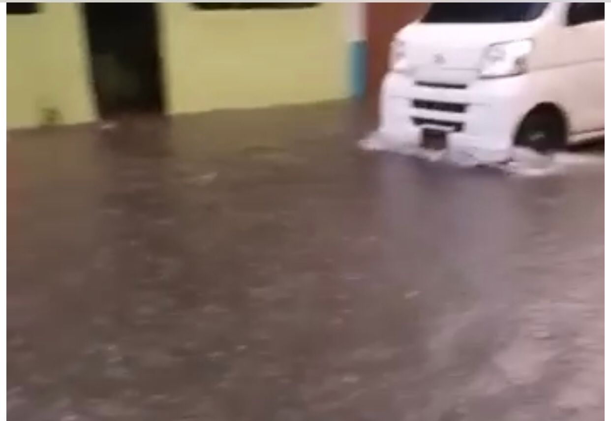 calles-del-centro-de-guaricano-se-llenan-de-agua-por-canada-tapada