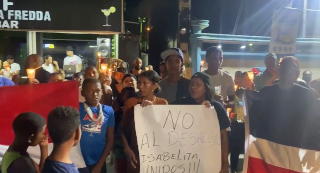 residentes-en-ensanche-isabelita-marchan-por-supuesto-desalojo