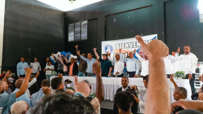 paliza-juramenta-al-exalcalde-jose-estevez-benzan-y-cientos-de-dirigentes en-provincia-sanchez-ramirez