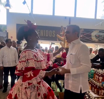 presidente-abinader-muestra-sus-pasos-de-baile-en-el-dia-nacional-del-merengue
