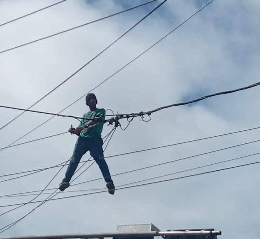 hombre-arriesga-su-vida-tras-subirse-en-cables-del-tendido-electrico