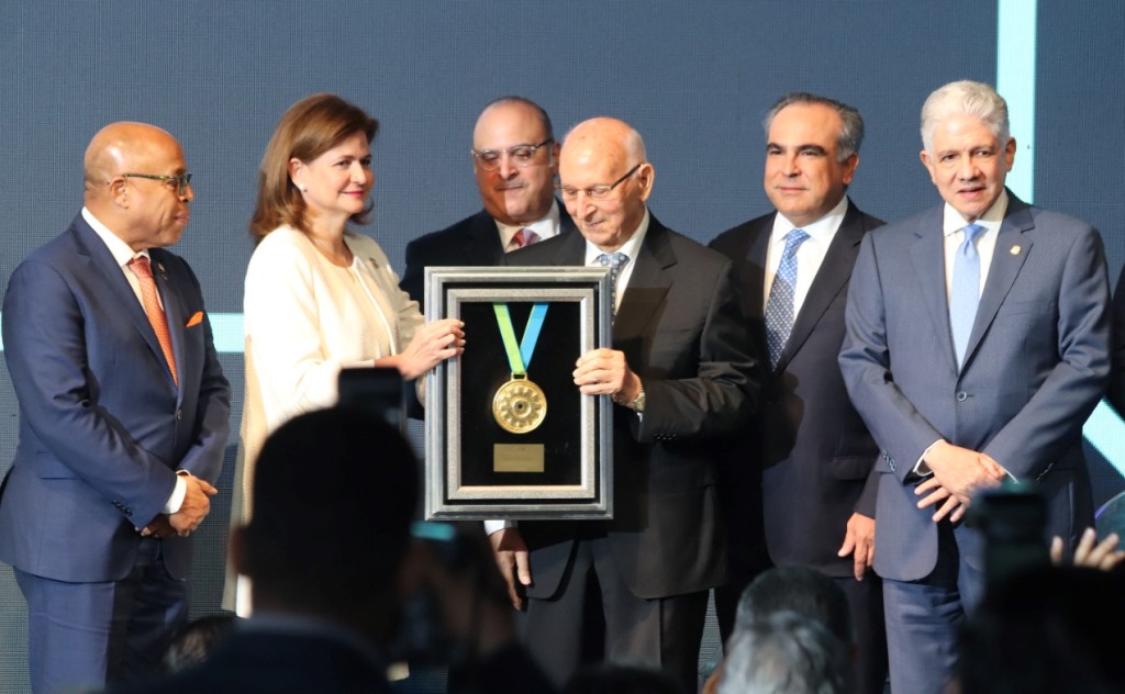 aird-galardona-el-merito-industrial-y-anuncia-nuevas-inversiones-de-mas-de-rd$60-mil-mm-para-2023