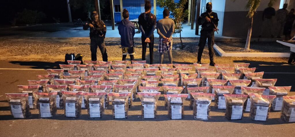 apresan-tres-dominicanos-con-424-paquetes-presumiblemente-cocaina