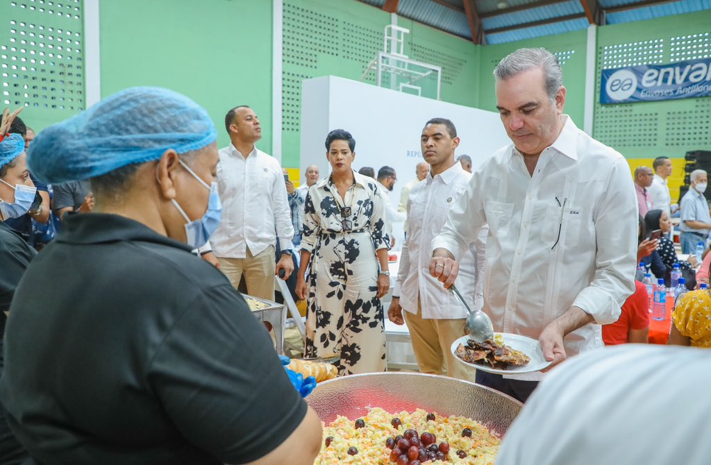 presidente-abinader-comparte-cena-navidena-con-comunitarios-de-santiago