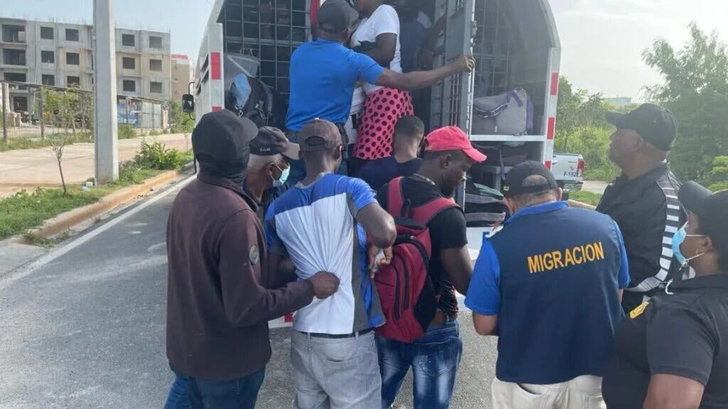 video:-detienen-al-menos-150-ilegales-haitianos-en-sanchez-ramirez