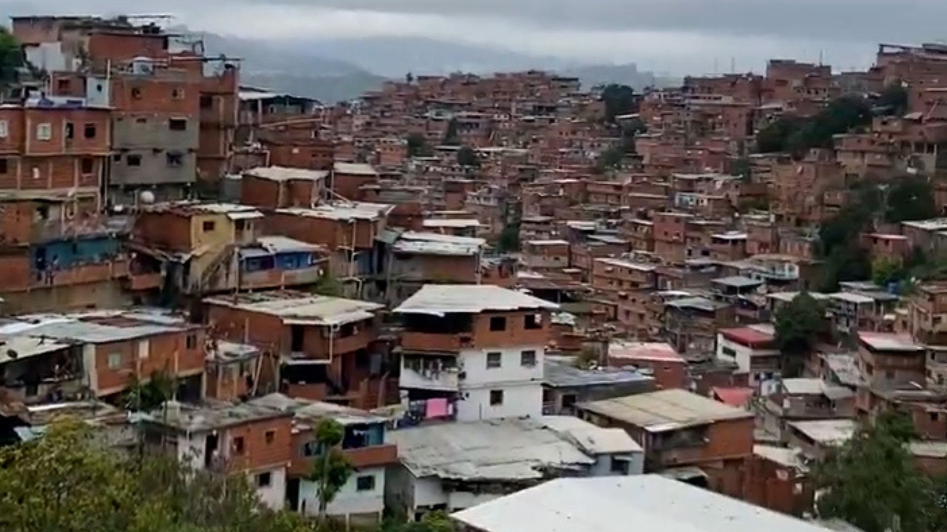 fuertes-cacerolazos-se-registran-en-petare-una-poblacion-venezolana
