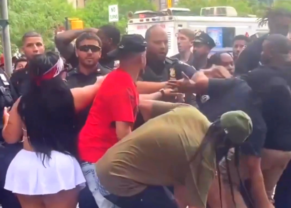 se-registran-peleas-durante-celebracion-de-gran-parada-dominicana-del-bronx