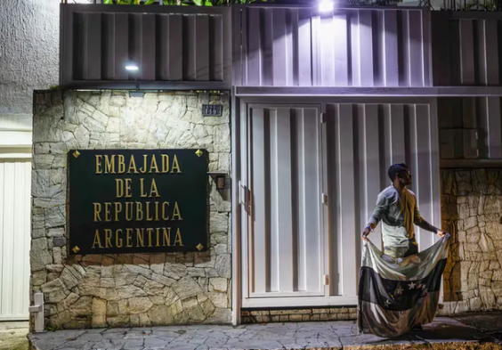 gobierno-de-venezuela-corta-energia-a-embajada-argentina-donde-estan-opositores