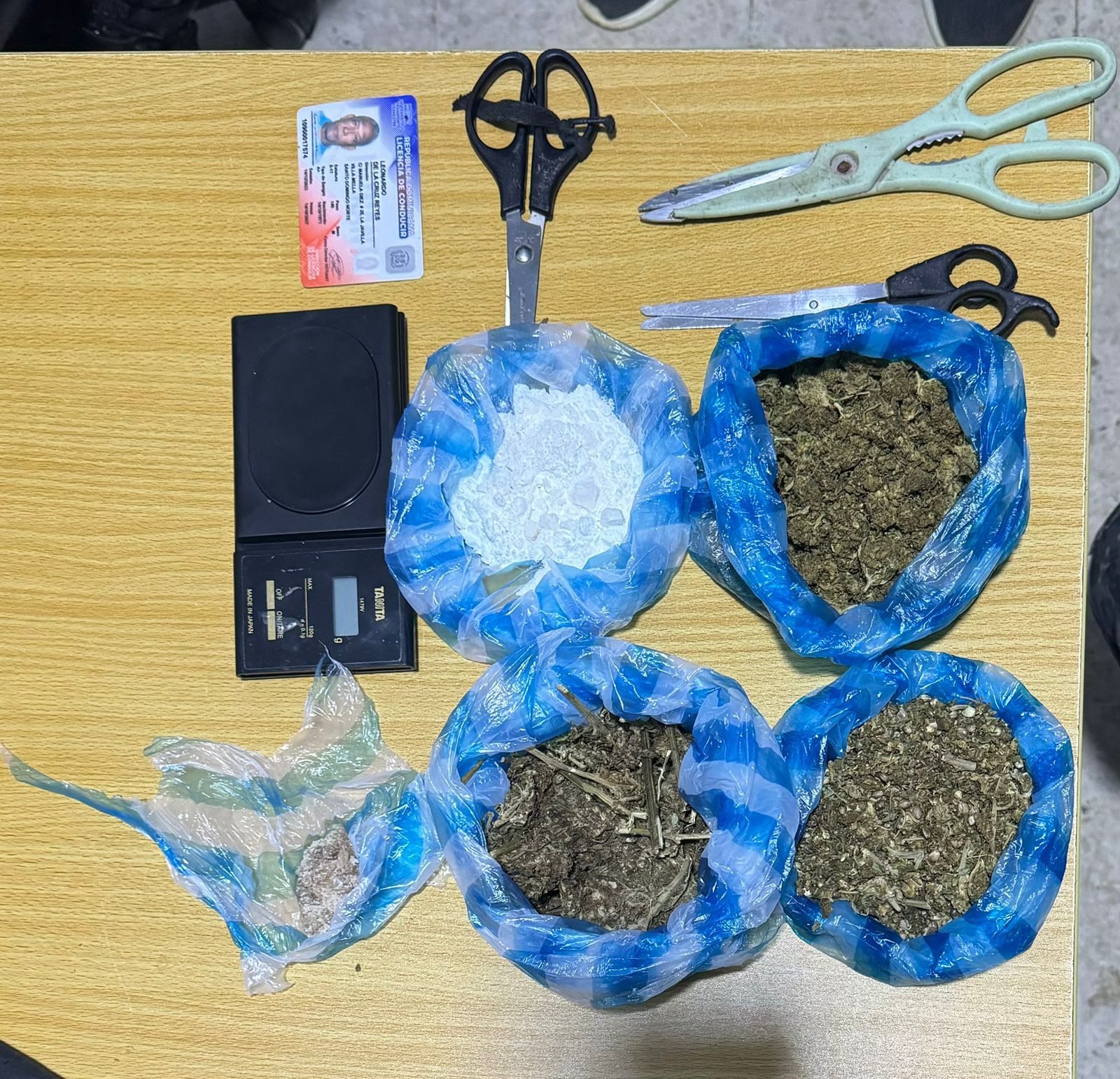 pn-desmantela-varios-puntos-de-droga-y-ocupa-tres-armas-de-fuego-en-villa-mella,-sdn
