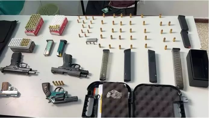 incautan-armas-de-fuego,varias-de-municiones-y-chaleco-antibalas-en-allanamientos-en-la-provincia-duarte