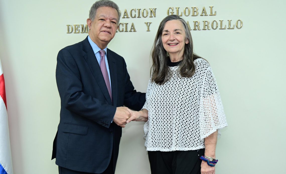 leonel-se-reune-con-miembros-del-centro-carter,-onu-y-de-la-ue