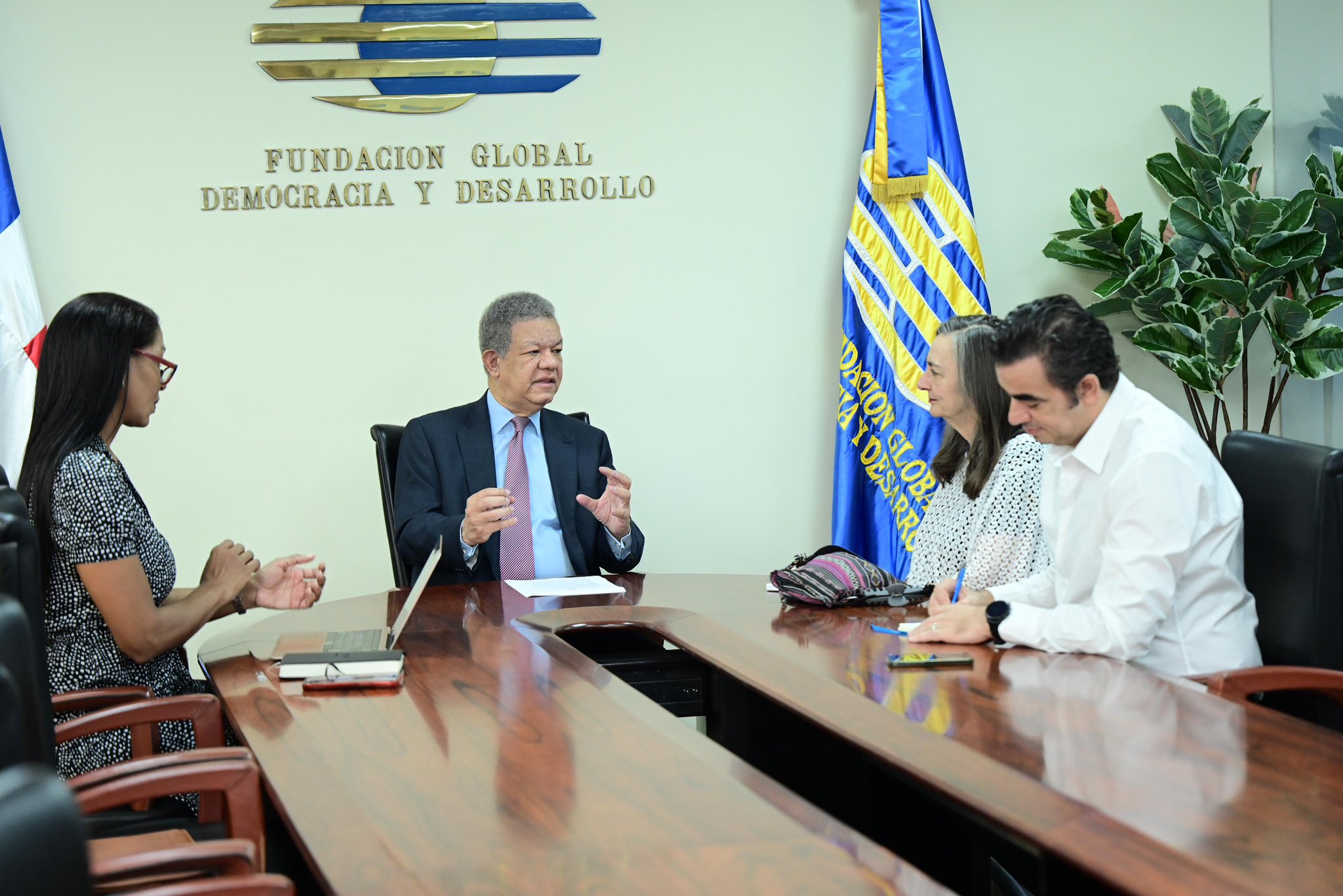 leonel-fernandez-se-reune-con-miembros-del-centro-carter,-onu-y-de-la-ue