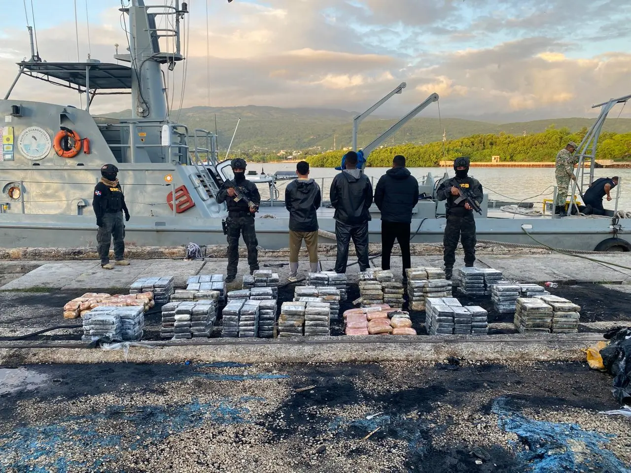 interceptan-lancha-con-656-paquetes-de-cocaina-en-costa-barahona