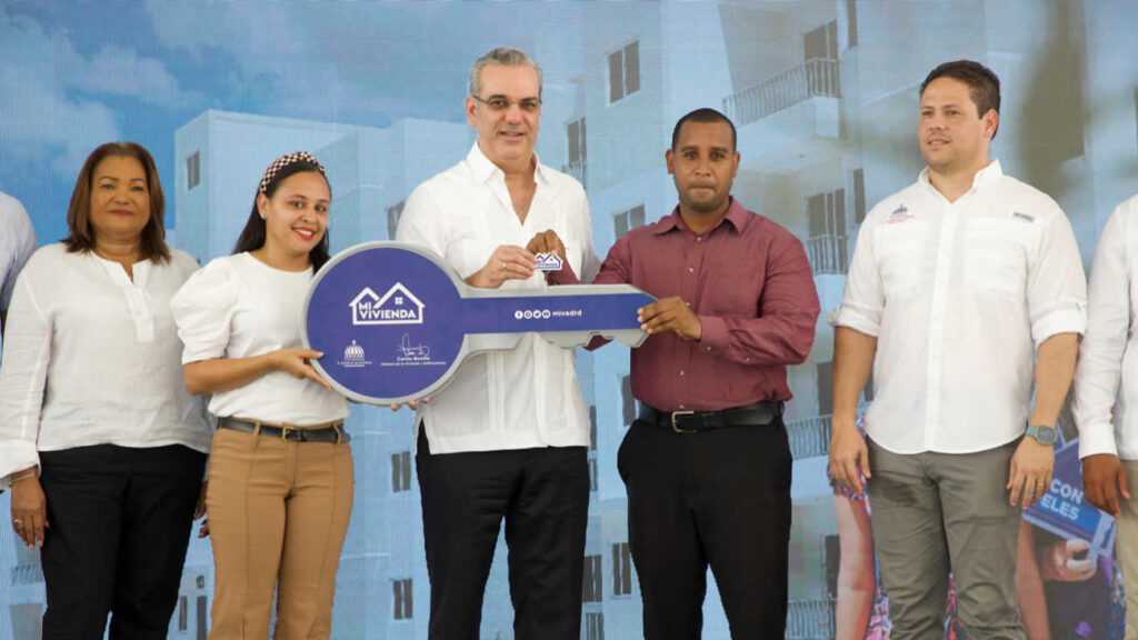 presidente-abinader-entrega-100-nuevos-apartamentos-en-san-luis