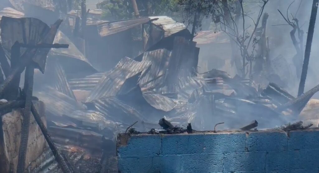 varias-viviendas-afectadas-por-fuerte-incendio-en-sfm