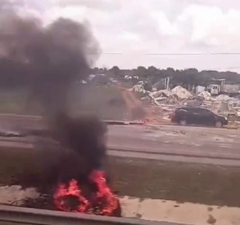 realizan-desalojo-en-comunidad-de-laguna-prieta;-moradores-protestan-con-quema-de-gomas