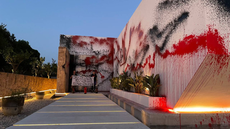activistas-vandalizan-fachada-de-la-mansion-de-lionel-messi-en-ibiza