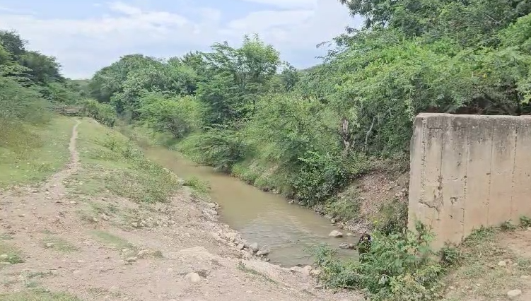 agricultores-solicitan-a-las-autoridades-la-limpieza-de-canal-de-riego-en-elias-pina