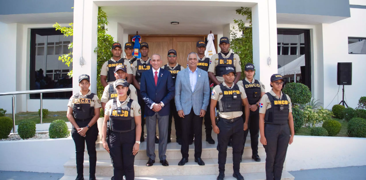 abinader-dispone-aumento-salarial-de-hasta-un-160%-para-agentes-de-la-dncd