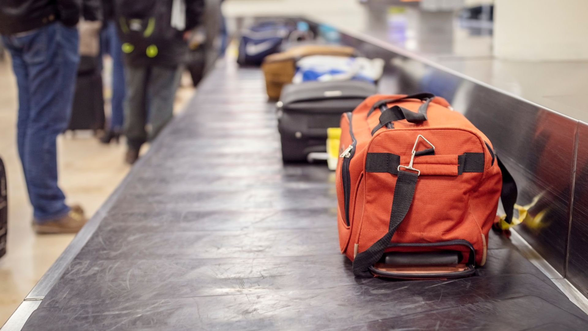 hallan-cadaver-de-una-mujer-en-aeropuerto;-quedo-enredada-en-cinta-transportadora