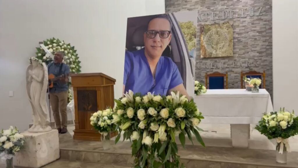 video:-con-una-eucaristia-parientes,-medicos-y-amigos-despiden-a-pediatra-asesinado