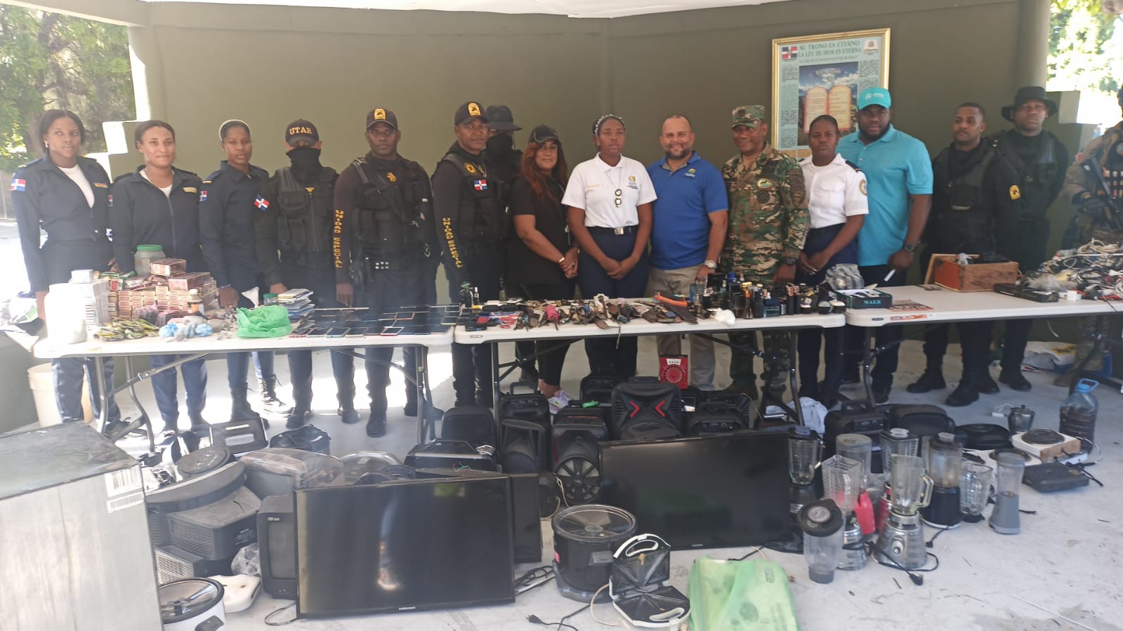 incautan-sustancias-prohibidas,-armas-blancas-y-articulos-en-carcel-publica-de-neiba
