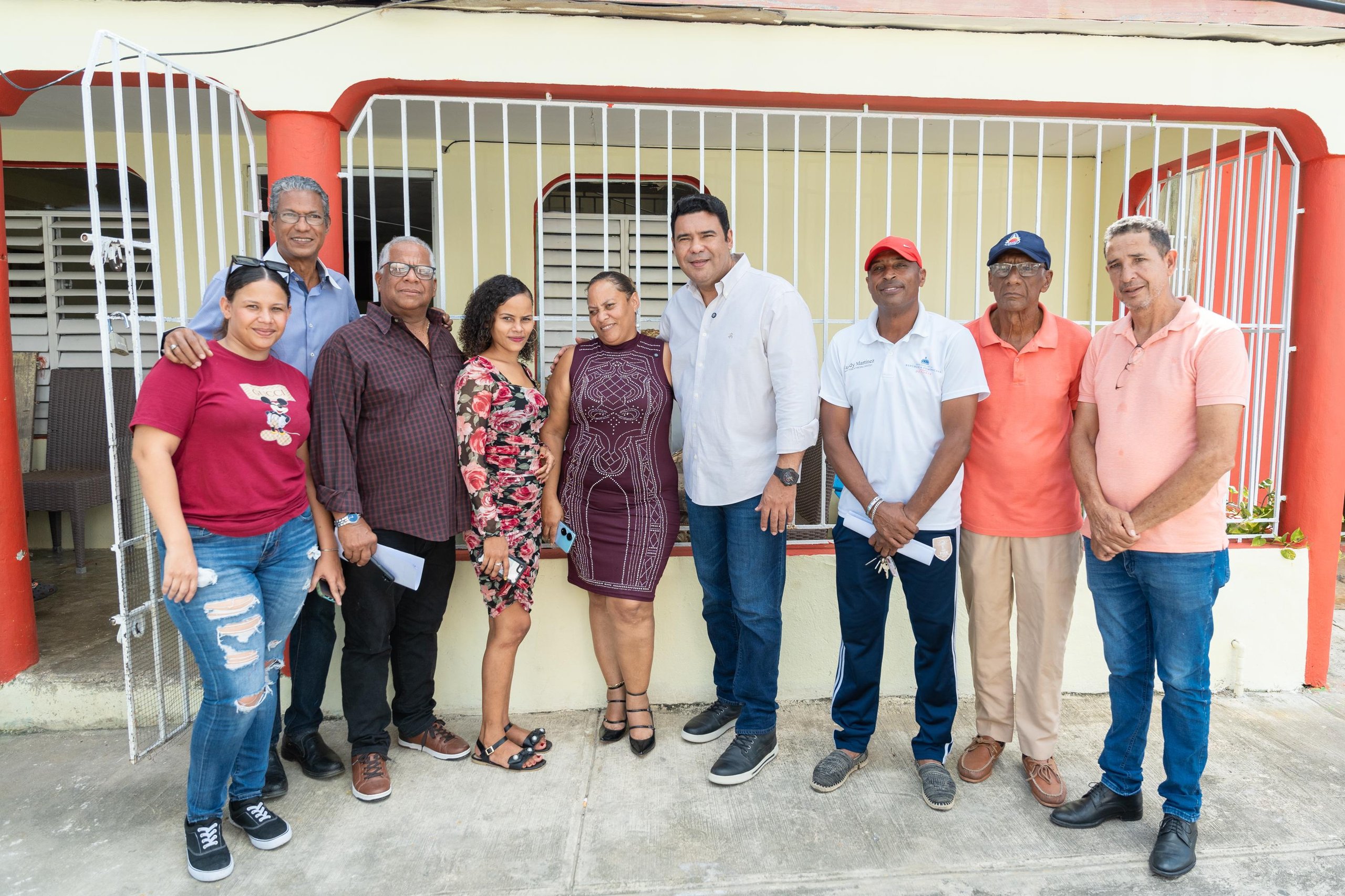 senador-rafael-b.-duluc-cumple-promesa-a-madre-de-yunior-alcantara