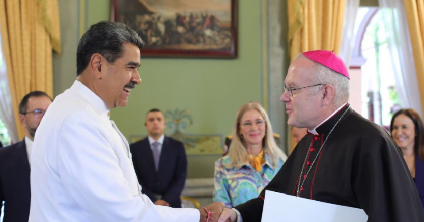 nicolas-maduro-recibe-cartas-credenciales-del-nuevo-nuncio-apostolico-en-venezuela