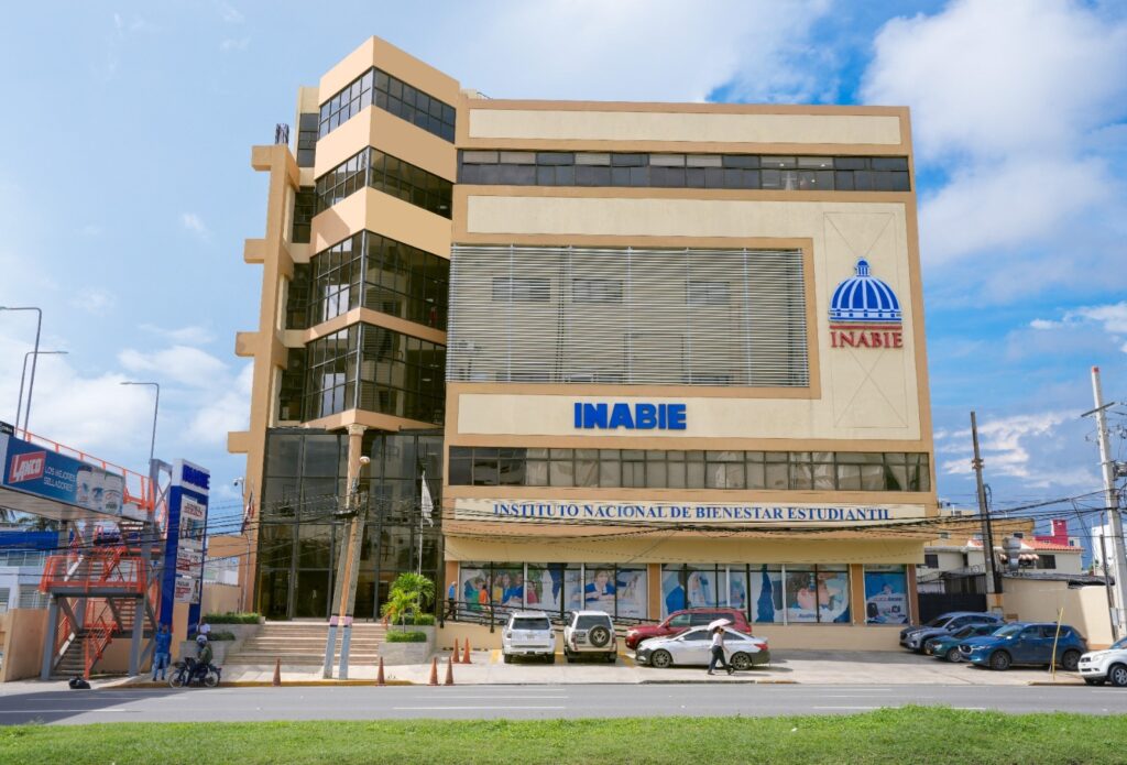 inabie-pide-abrir-investigacion-contra-suplidor-y-tienda-por-venta-de-zapatos-con-su-logo