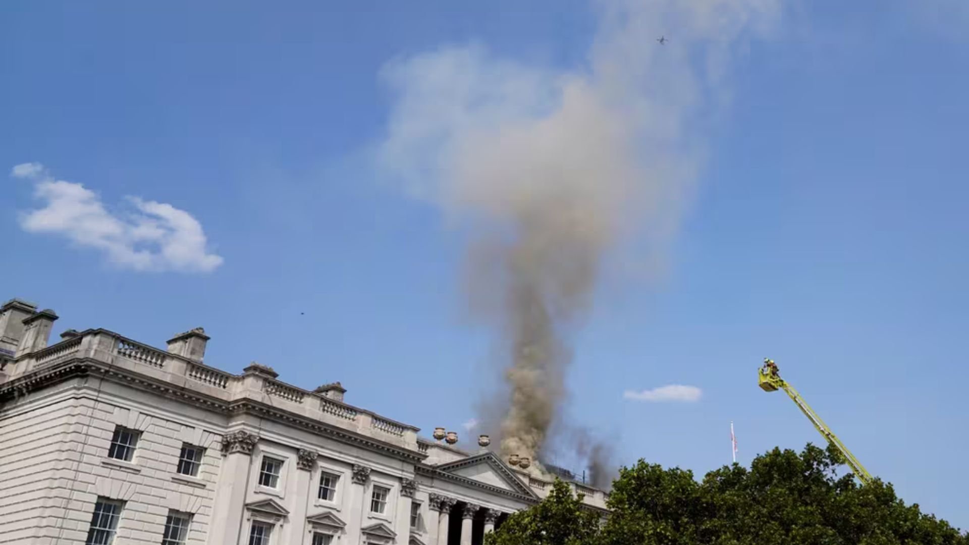 incendio-en-emblematico-edificio-de-londres:-mas-de-100-bomberos-intentan-contener-las-llamas