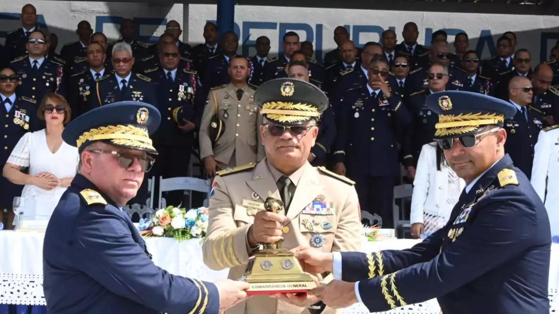 ministro-de-defensa-posesiona-nuevos-comandantes-generales-del-ejercito-y-fuerza-aerea